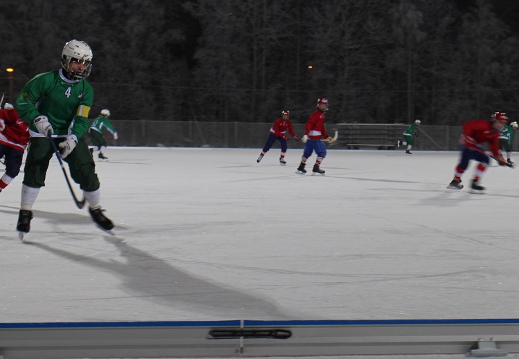 Kalle Pesonen pelasi tänään hyvin. Välillä oli aikaa hakea palloa hyökkäysalueelta alaspäin.